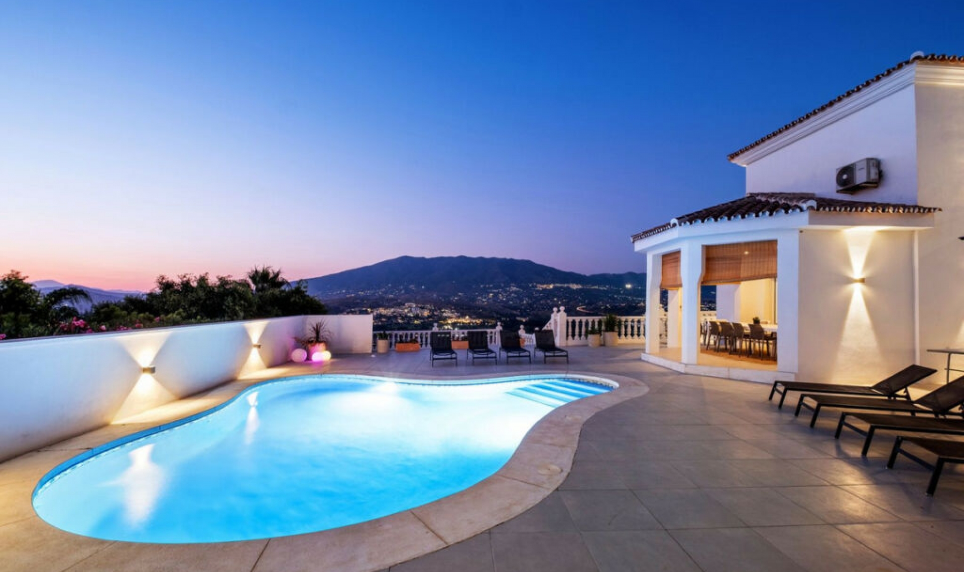 Resale - House -
Cerros del Aguila