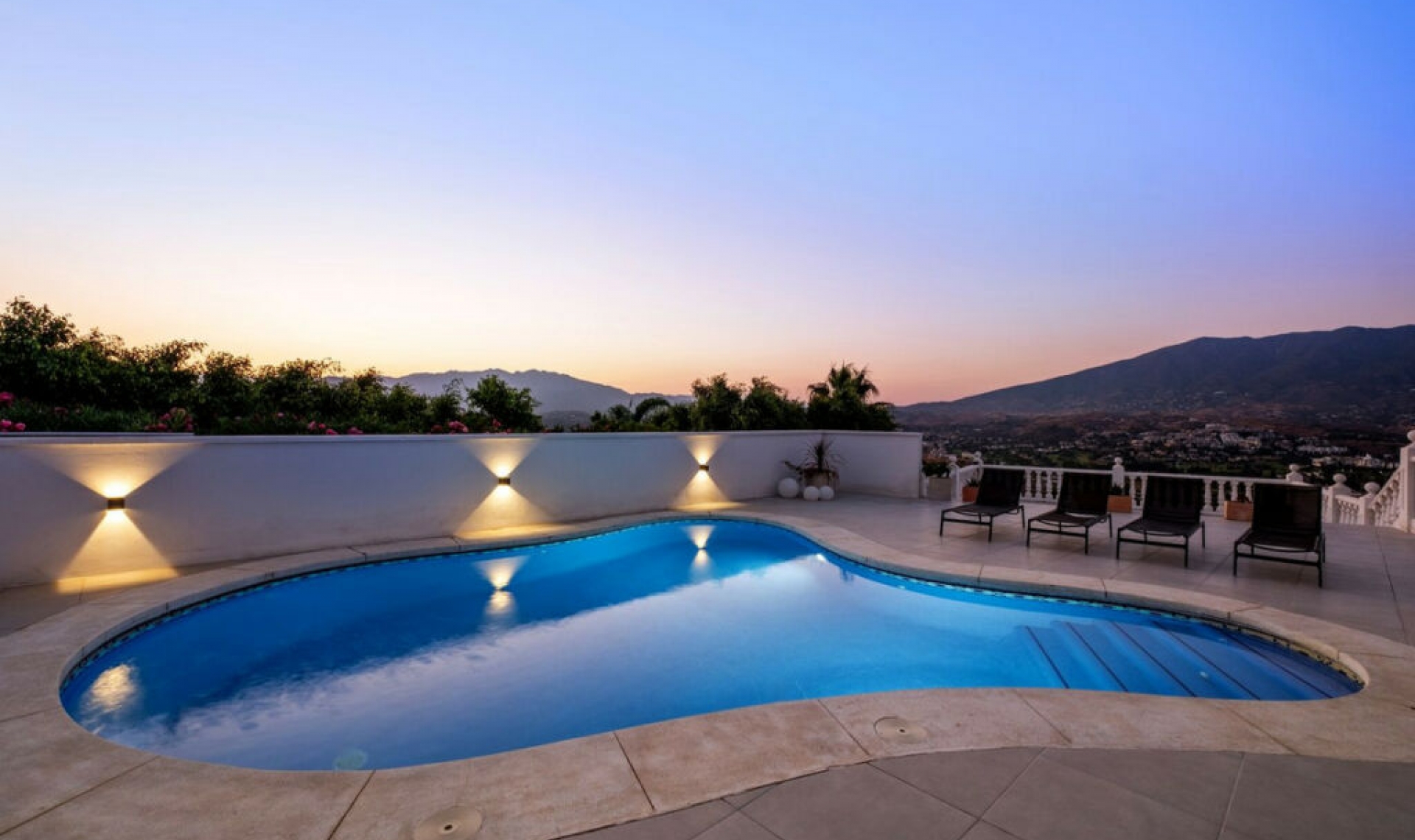 Resale - House -
Cerros del Aguila