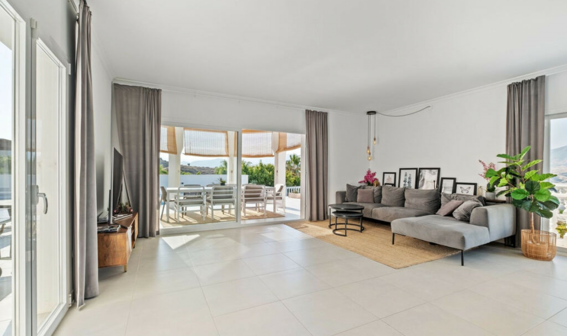 Resale - House -
Cerros del Aguila