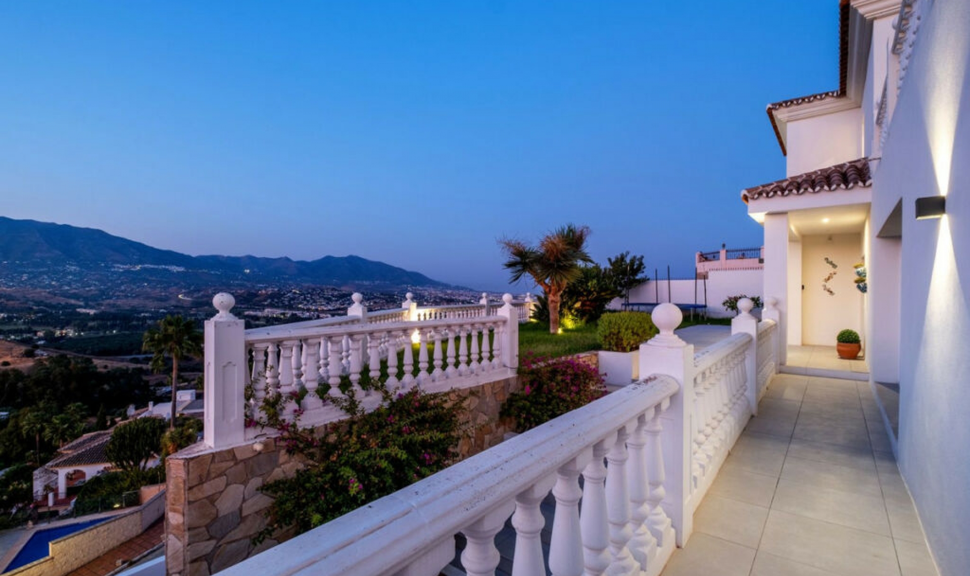 Resale - House -
Cerros del Aguila