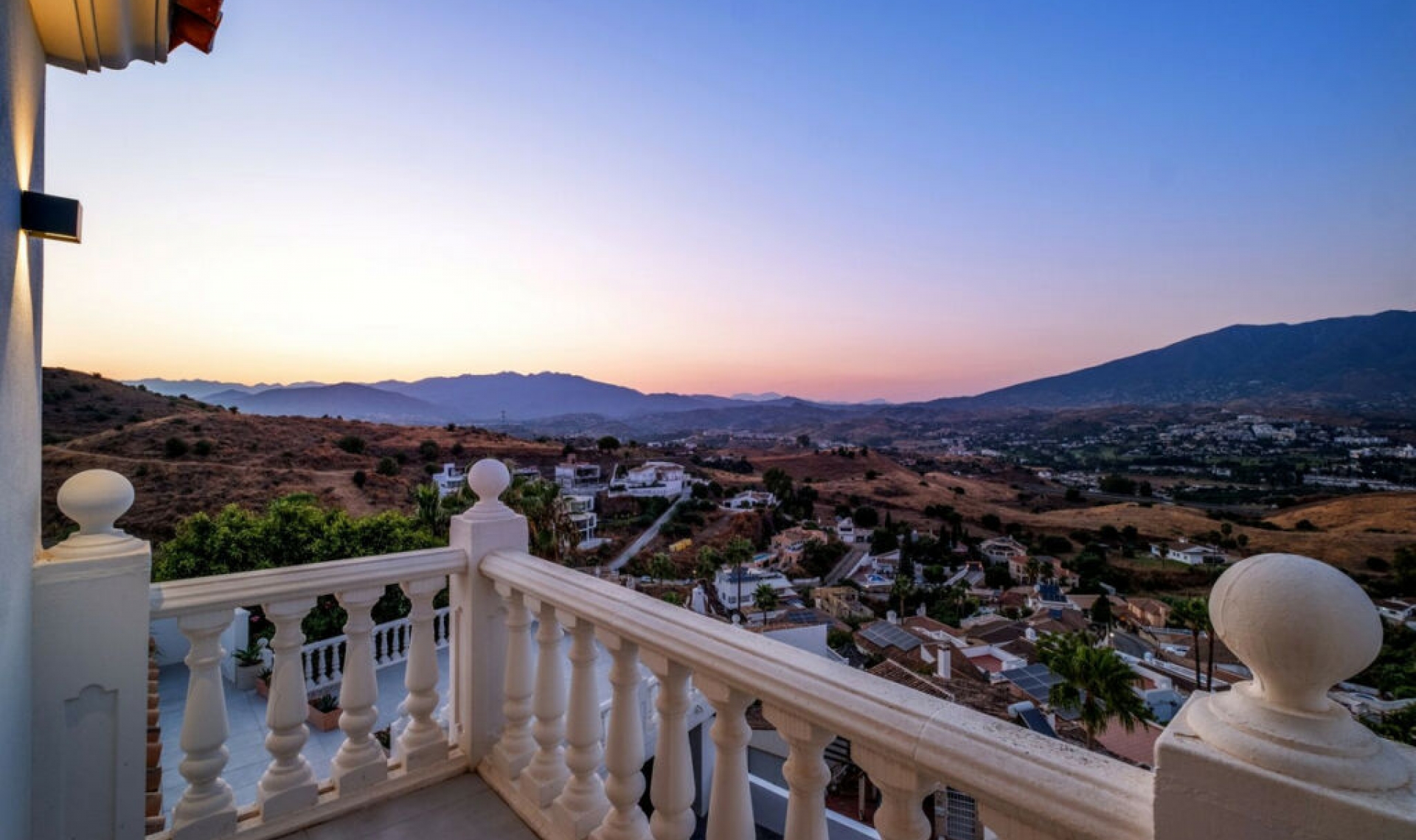 Resale - House -
Cerros del Aguila