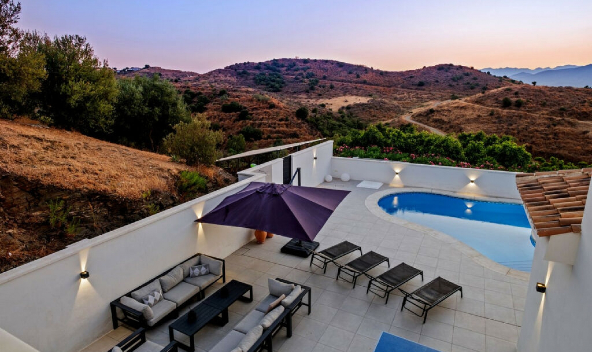 Resale - House -
Cerros del Aguila