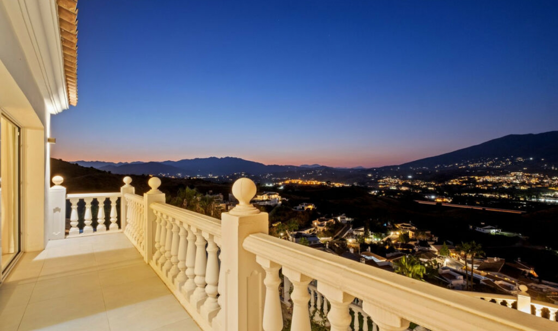 Resale - House -
Cerros del Aguila