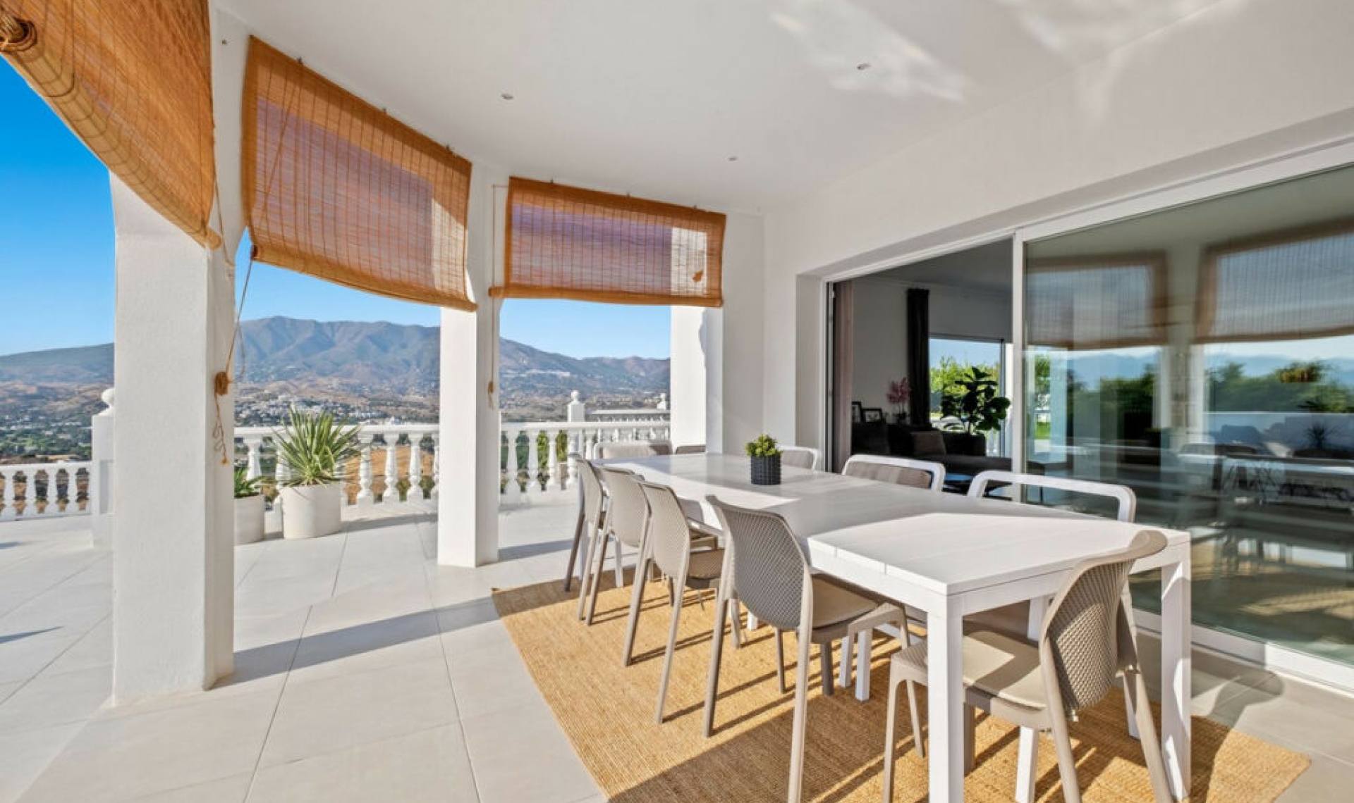 Resale - House -
Cerros del Aguila