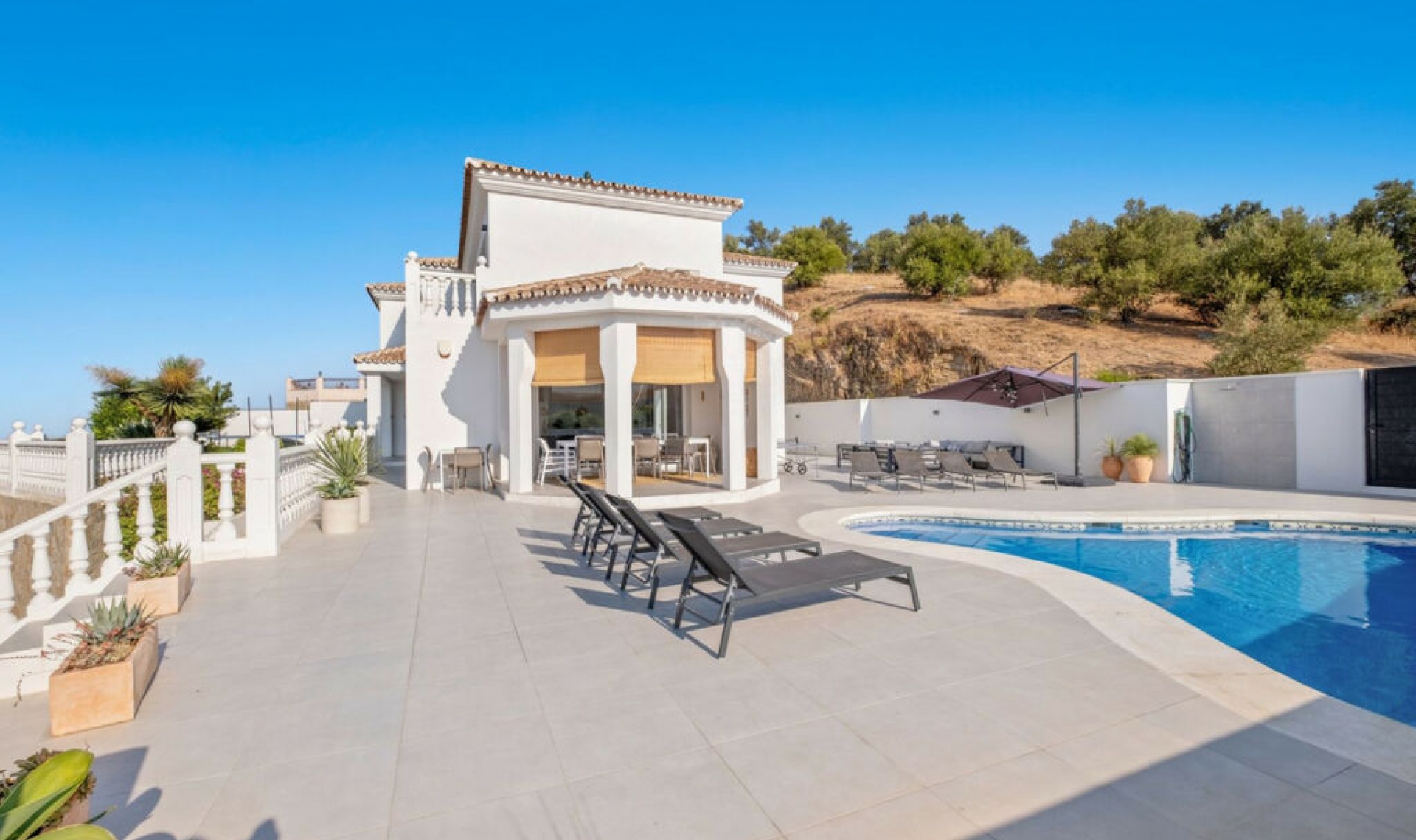 Resale - House -
Cerros del Aguila