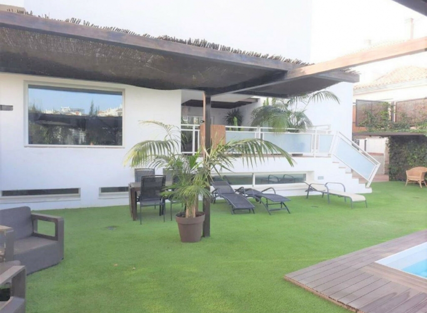 Resale - House -
Cerros del Aguila