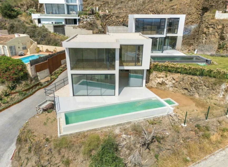 Resale - House -
Cerros del Aguila