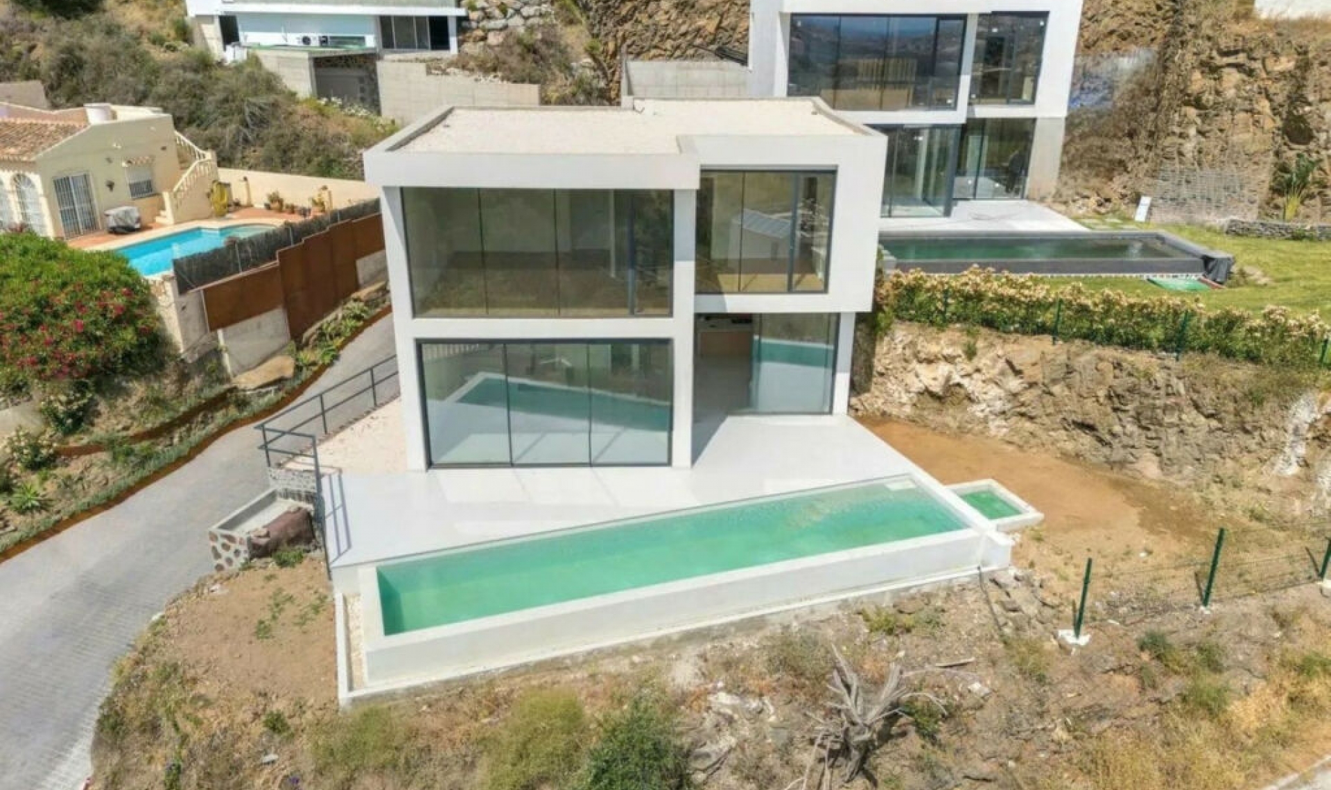 Resale - House -
Cerros del Aguila