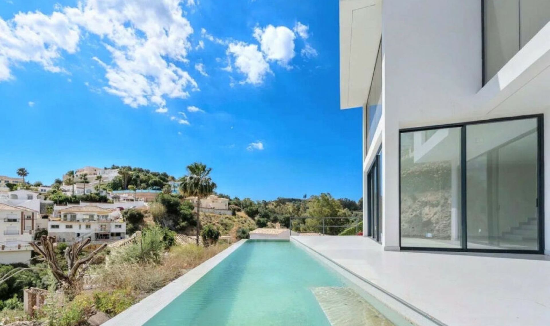 Resale - House -
Cerros del Aguila