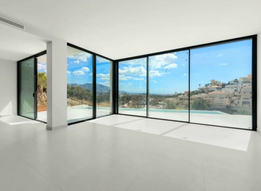 Resale - House -
Cerros del Aguila