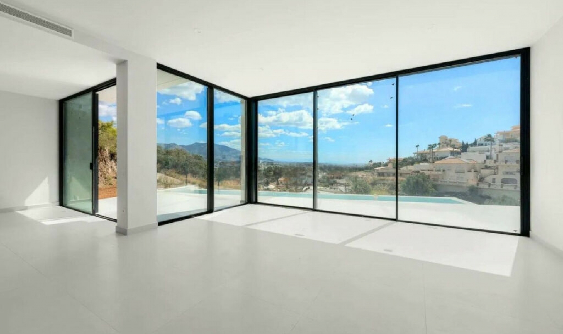 Resale - House -
Cerros del Aguila