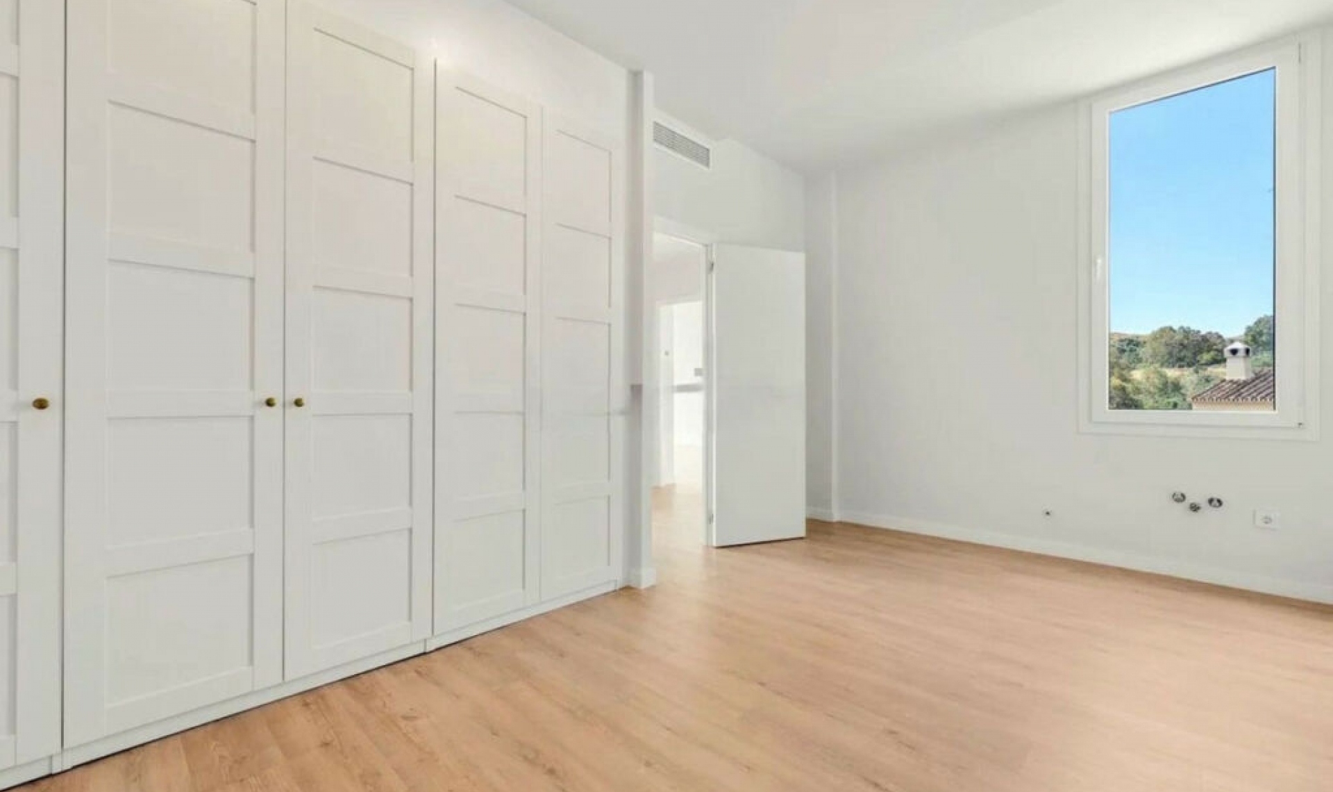 Resale - House -
Cerros del Aguila