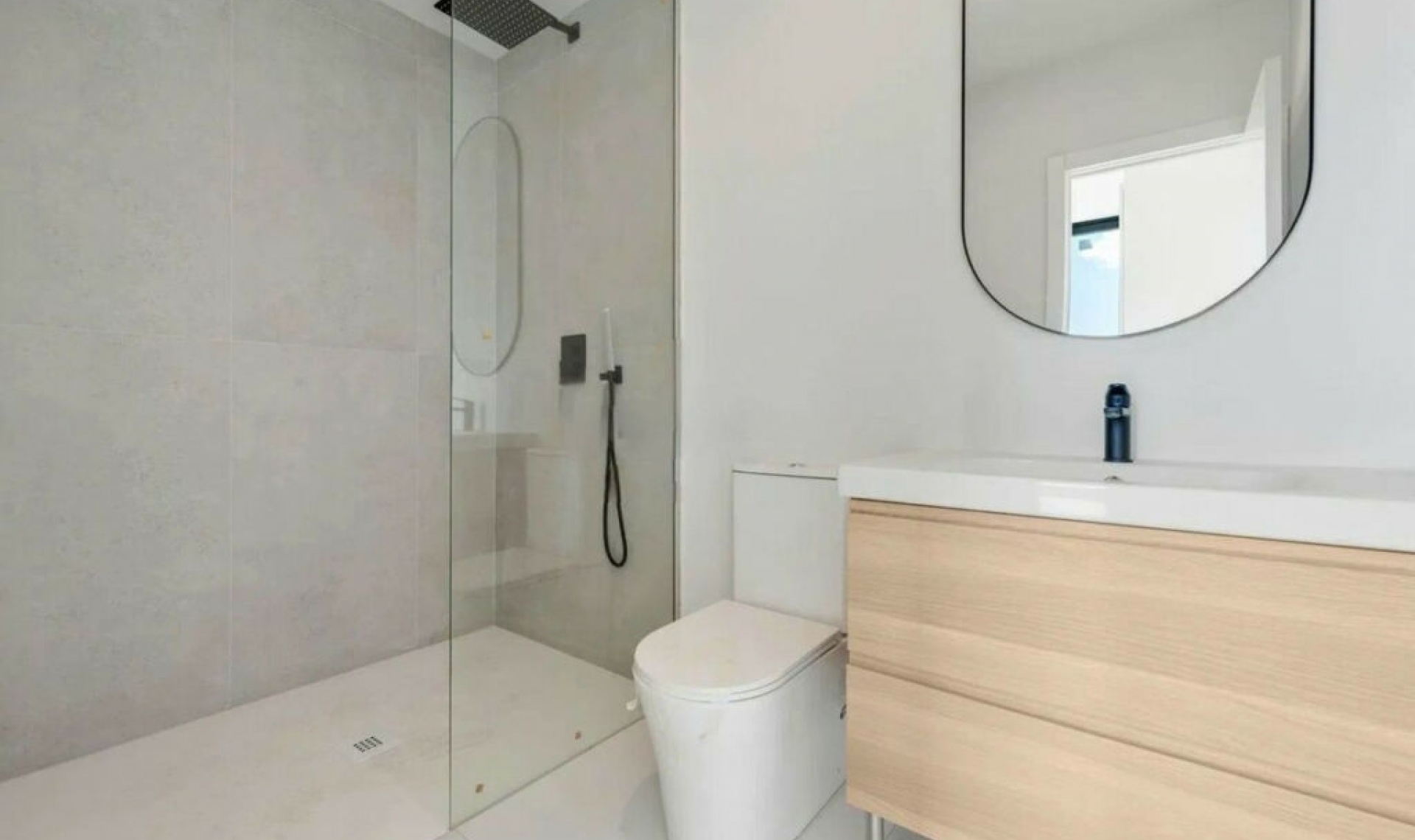 Resale - House -
Cerros del Aguila