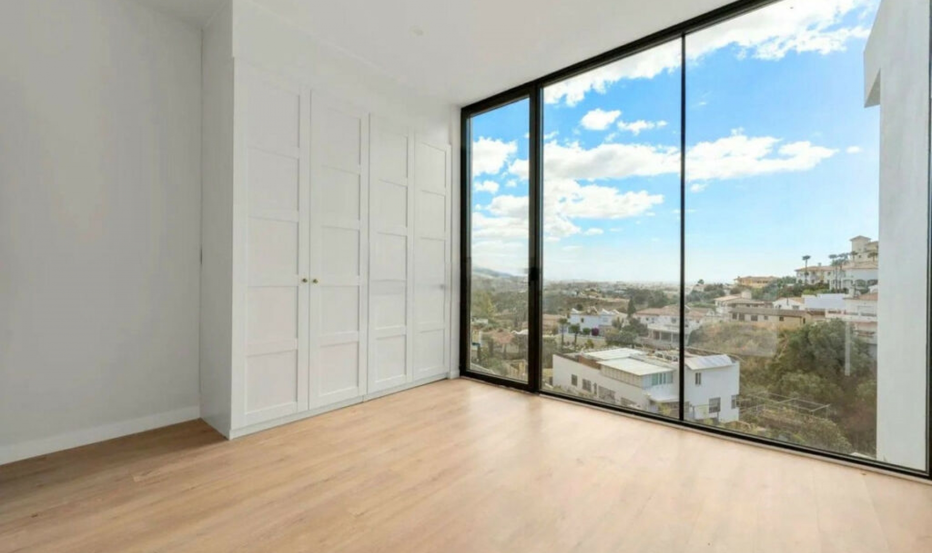 Resale - House -
Cerros del Aguila