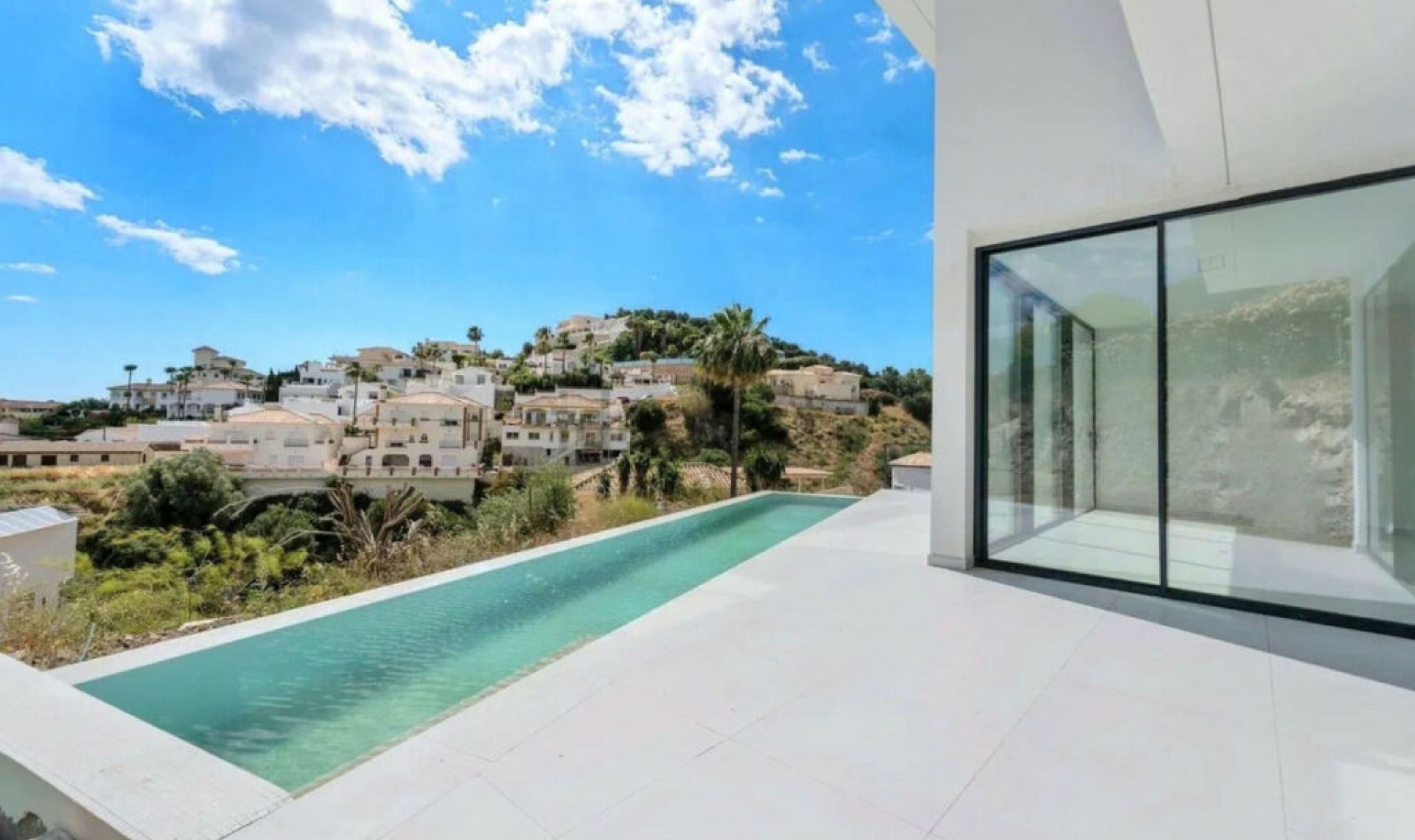 Resale - House -
Cerros del Aguila