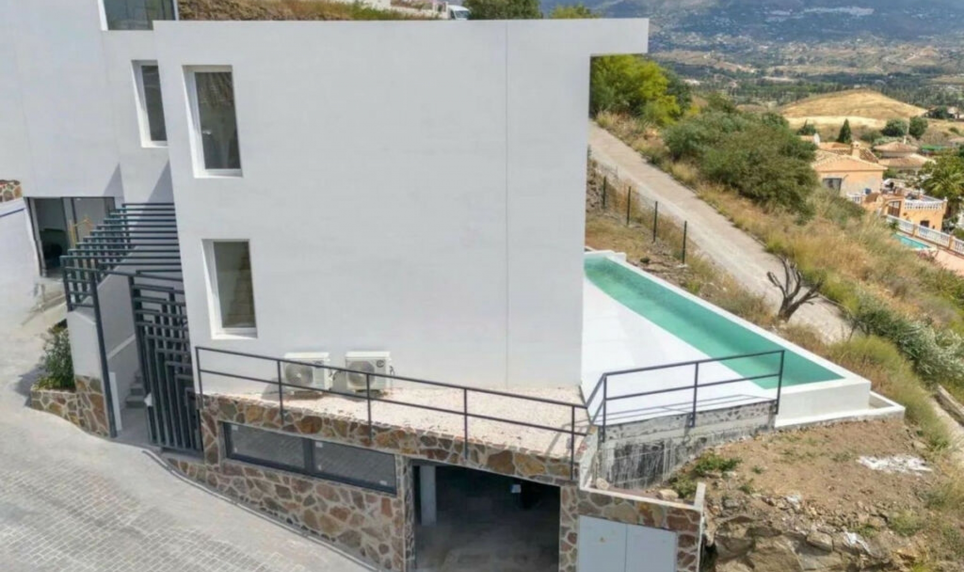 Resale - House -
Cerros del Aguila