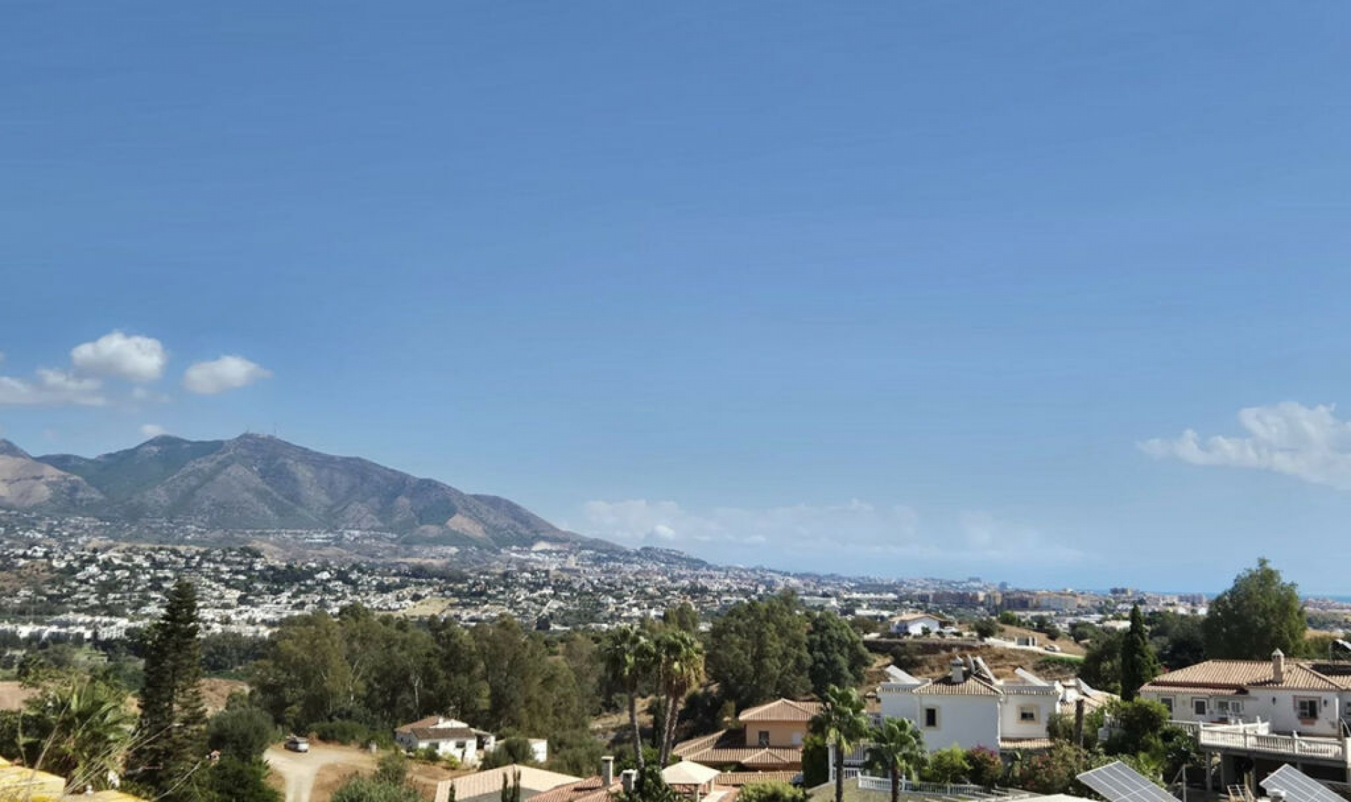 Resale - House -
Cerros del Aguila