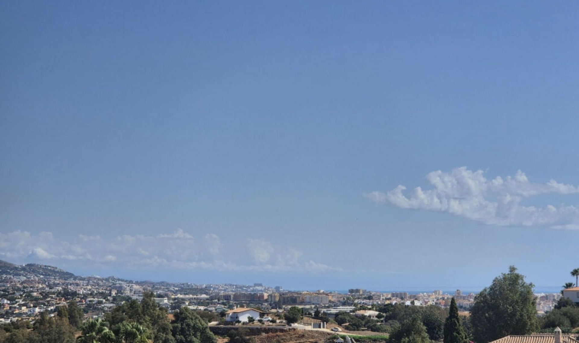 Resale - House -
Cerros del Aguila