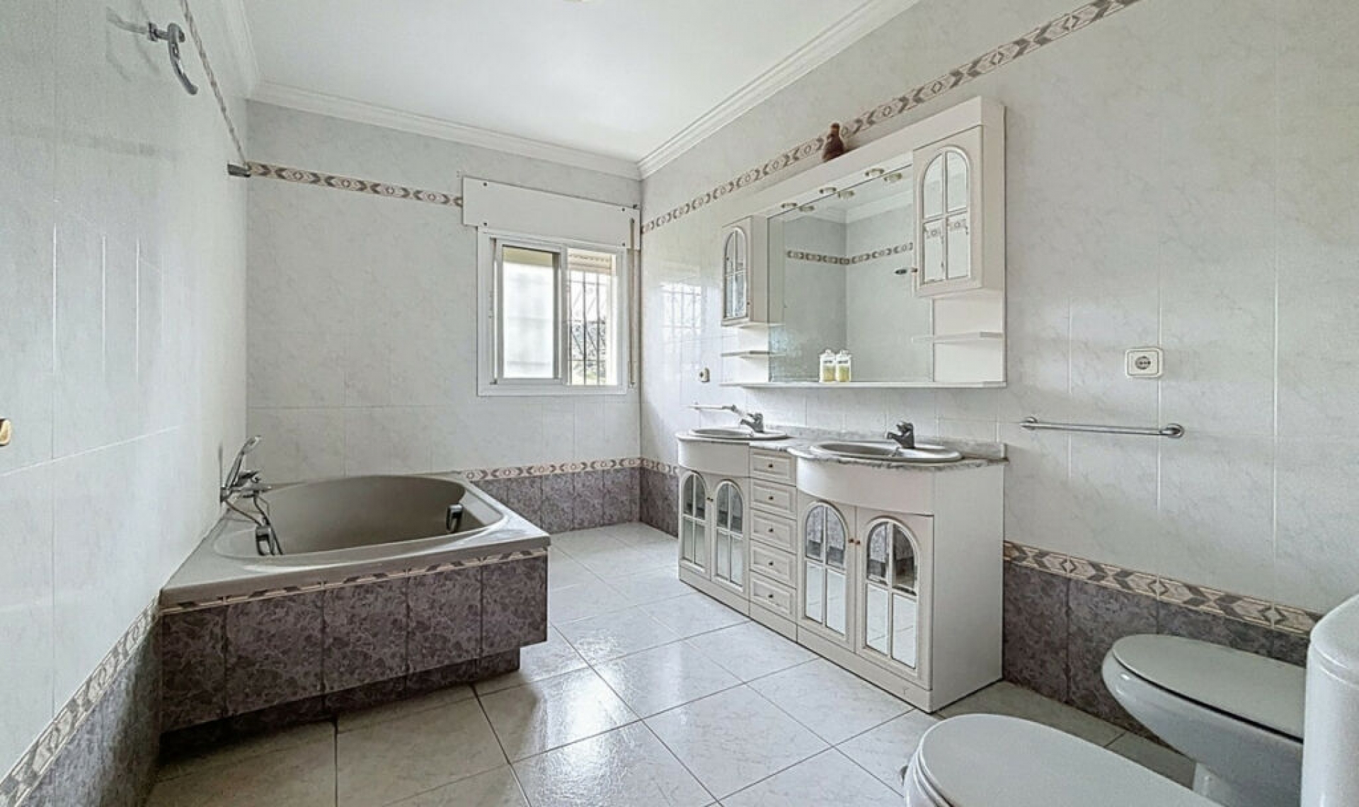 Resale - House -
Chilches