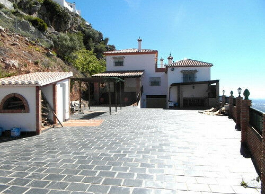 Resale - House -
Comares