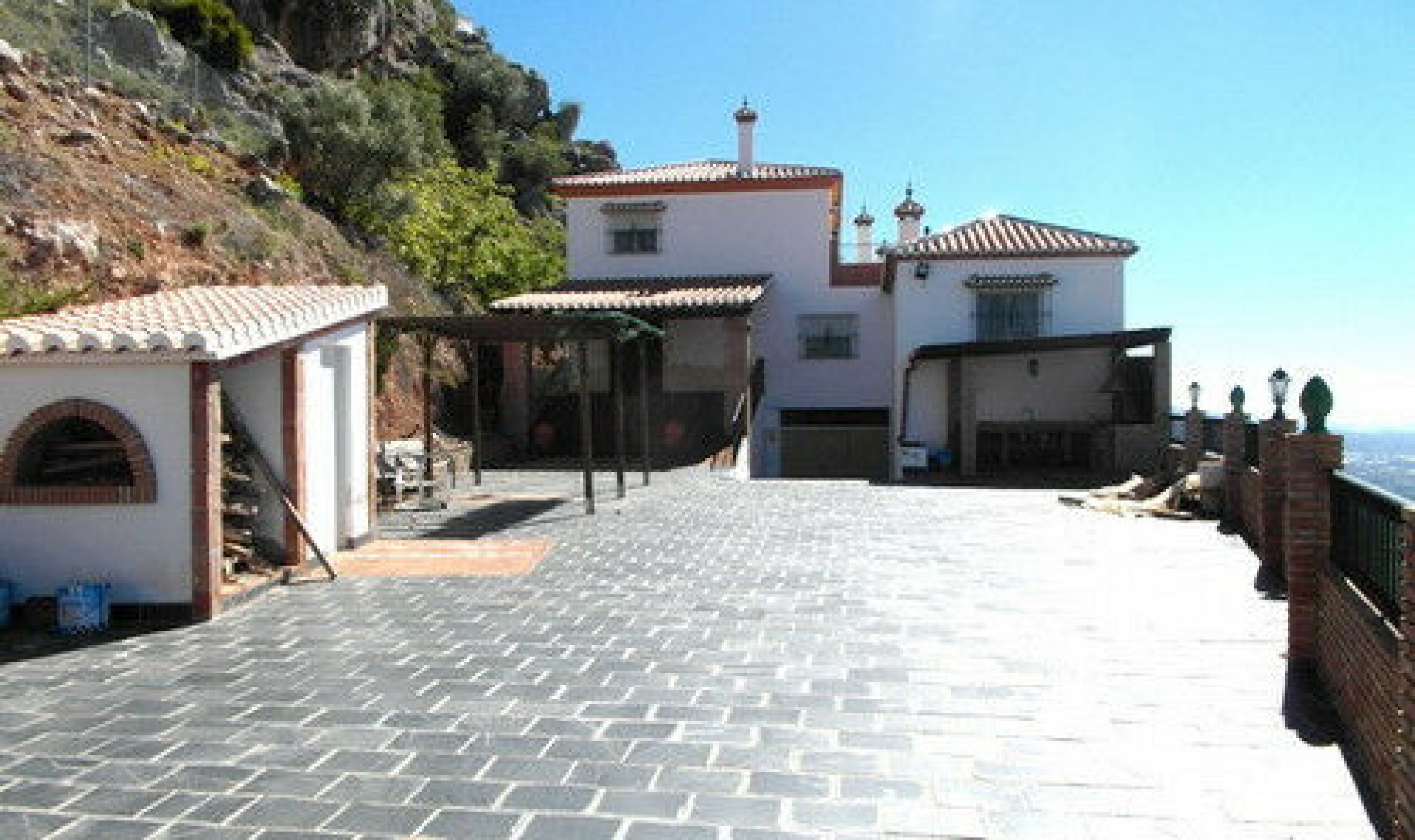 Resale - House -
Comares