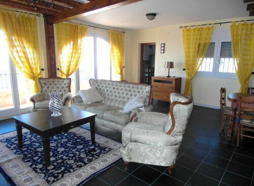 Resale - House -
Comares
