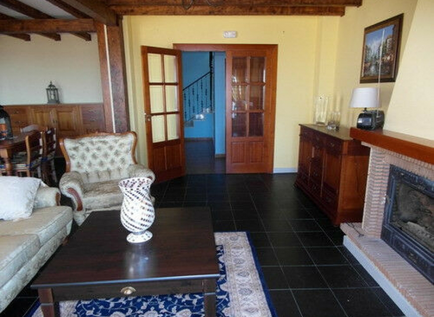 Resale - House -
Comares