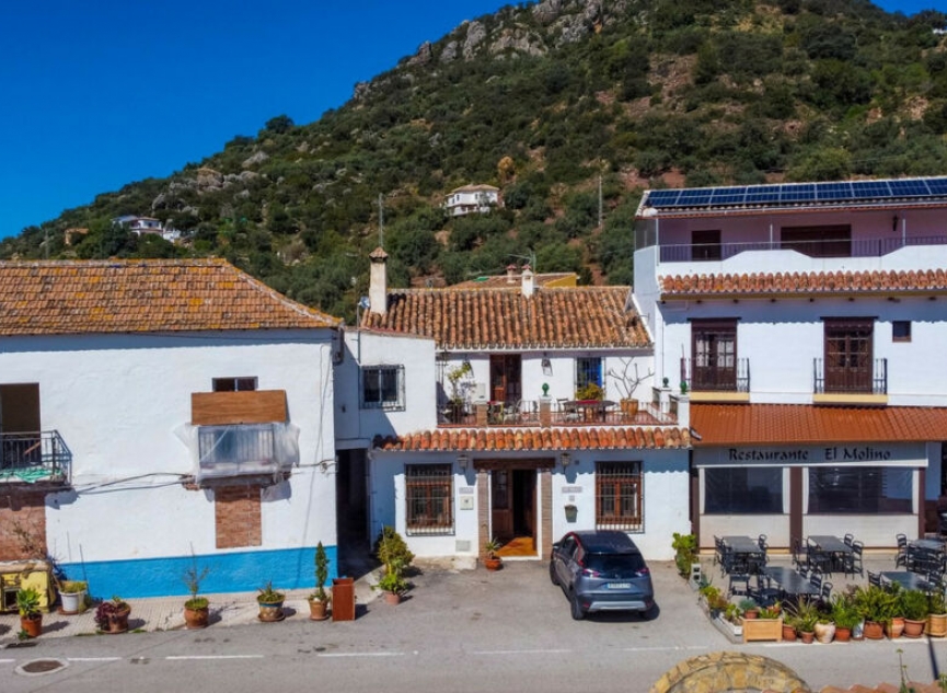 Resale - House -
Comares