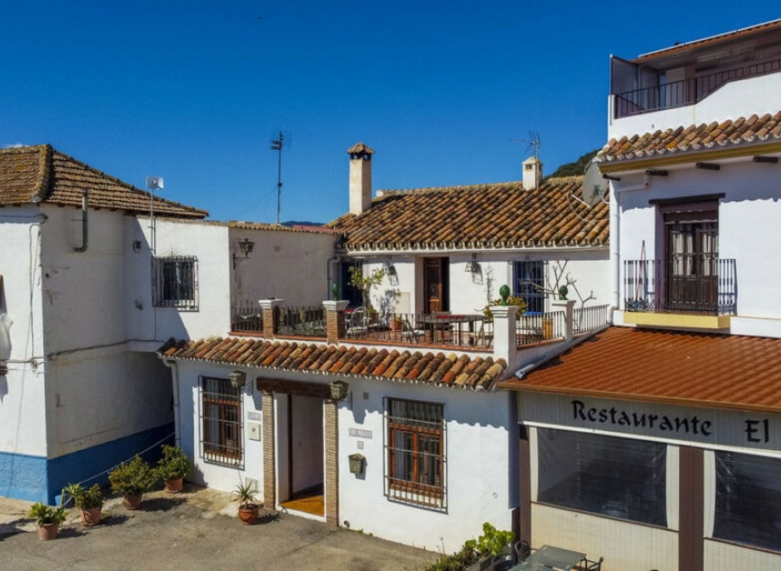 Resale - House -
Comares
