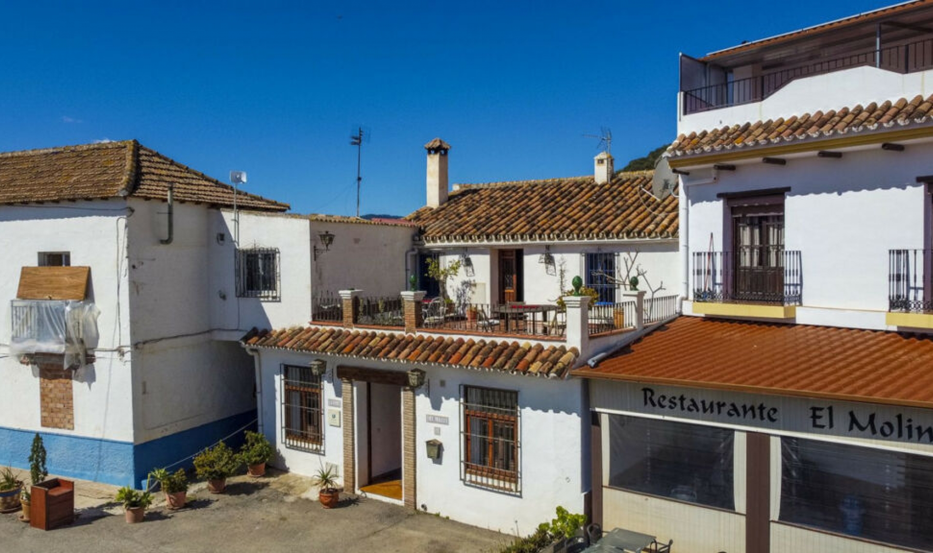 Resale - House -
Comares