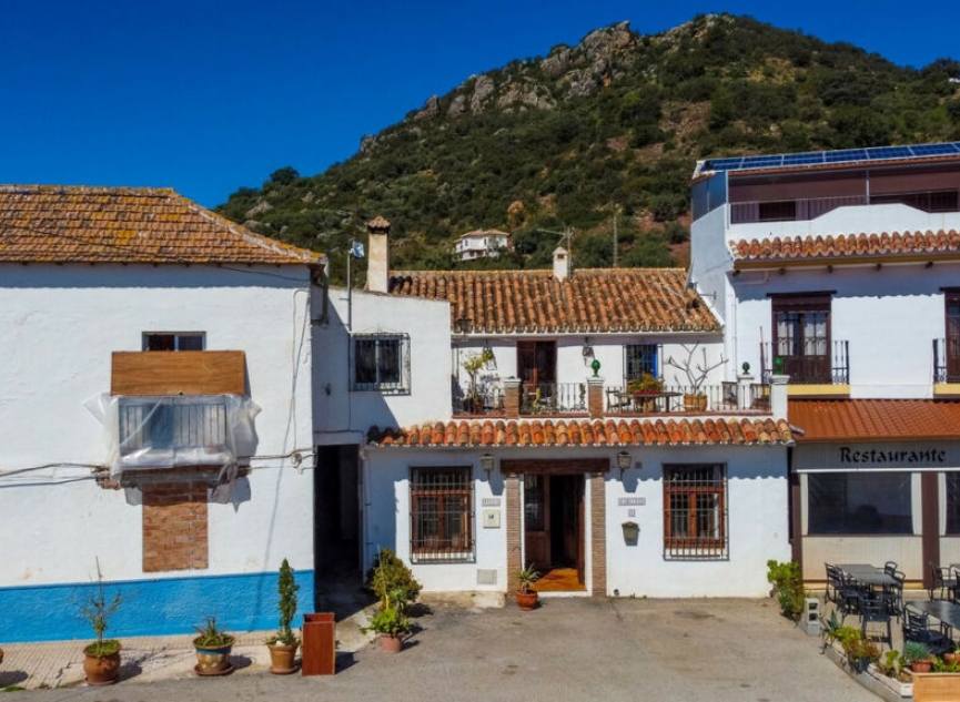 Resale - House -
Comares