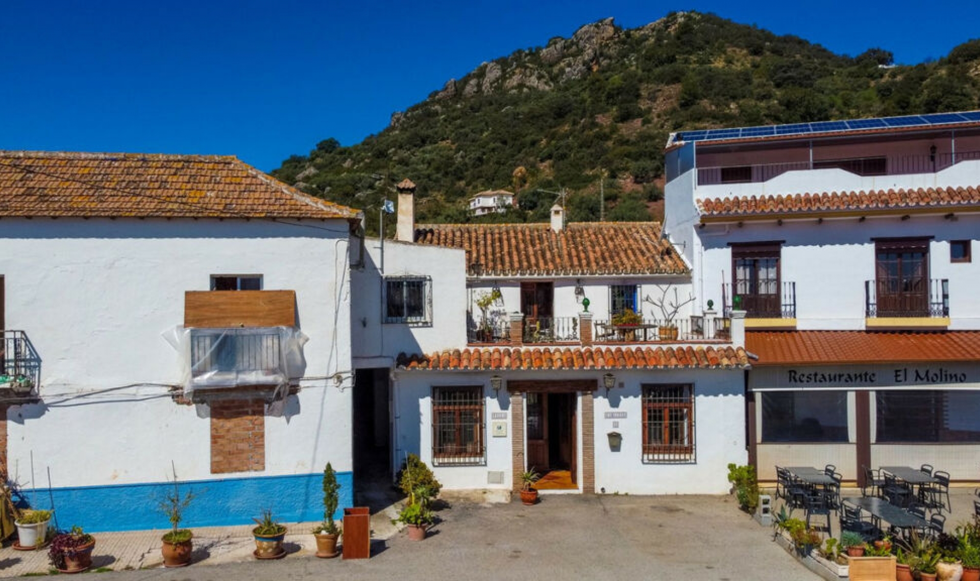 Resale - House -
Comares