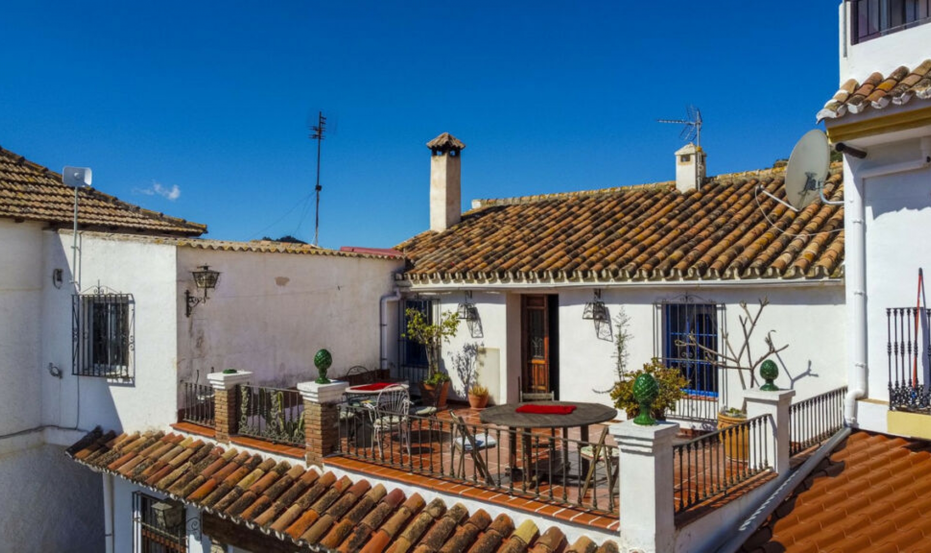 Resale - House -
Comares
