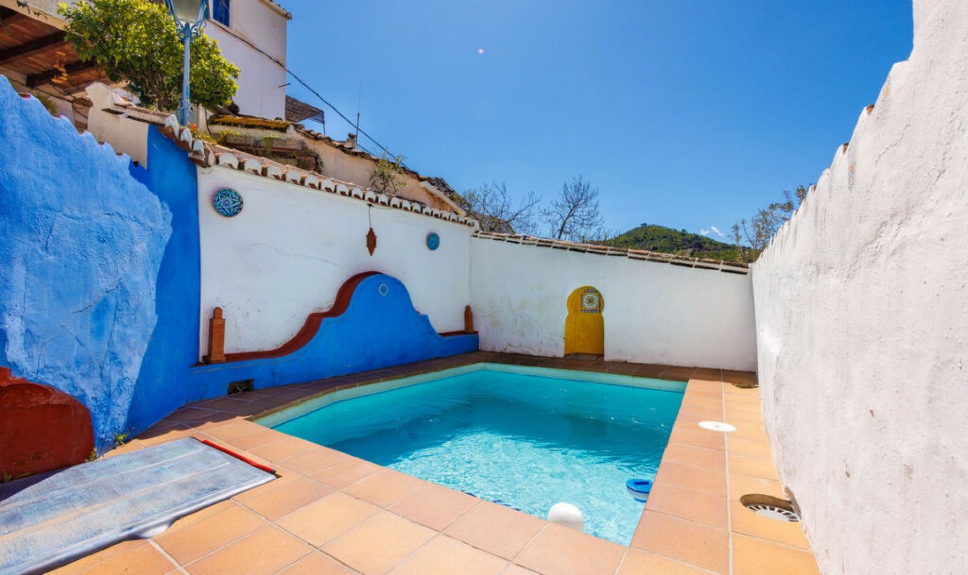 Resale - House -
Comares