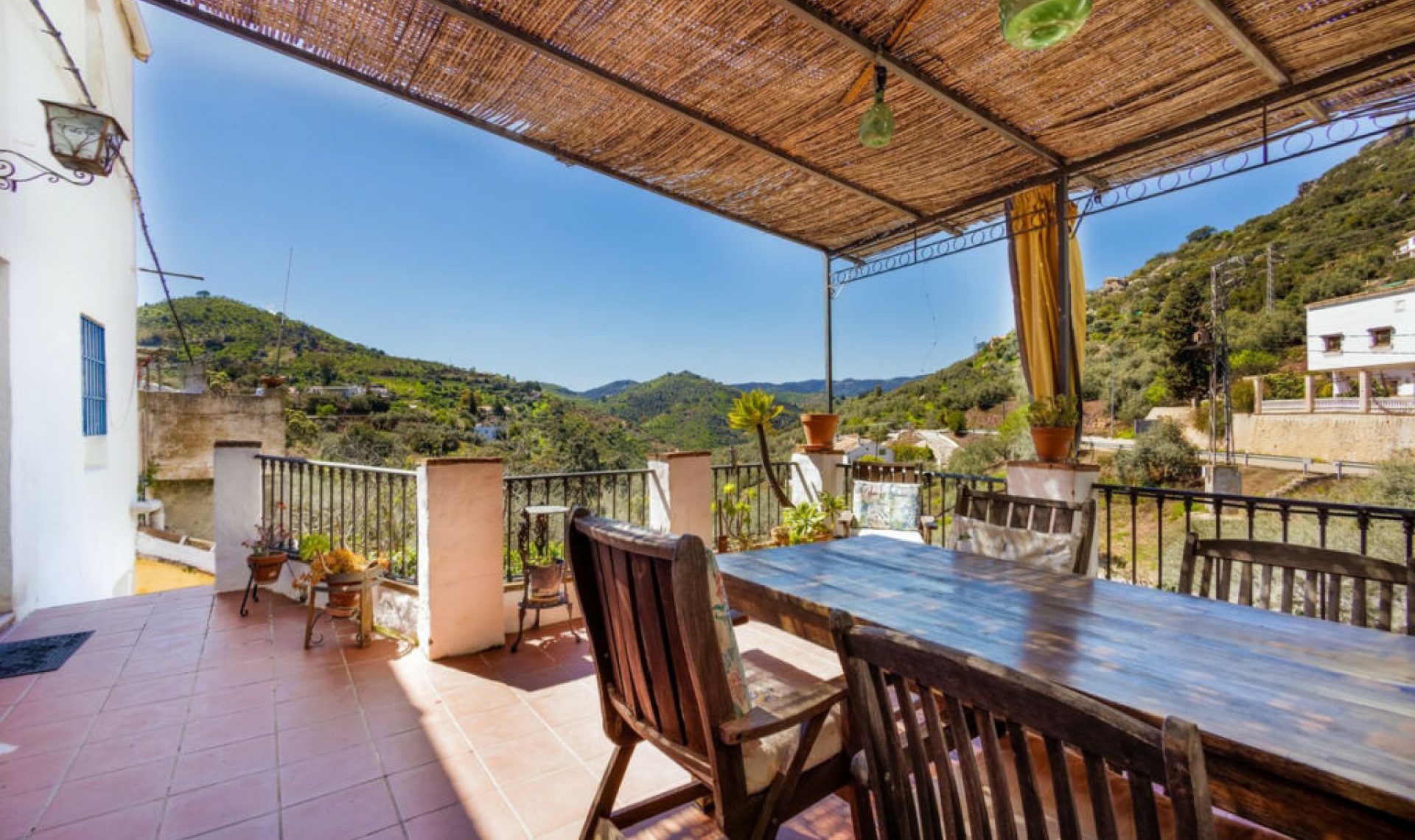 Resale - House -
Comares