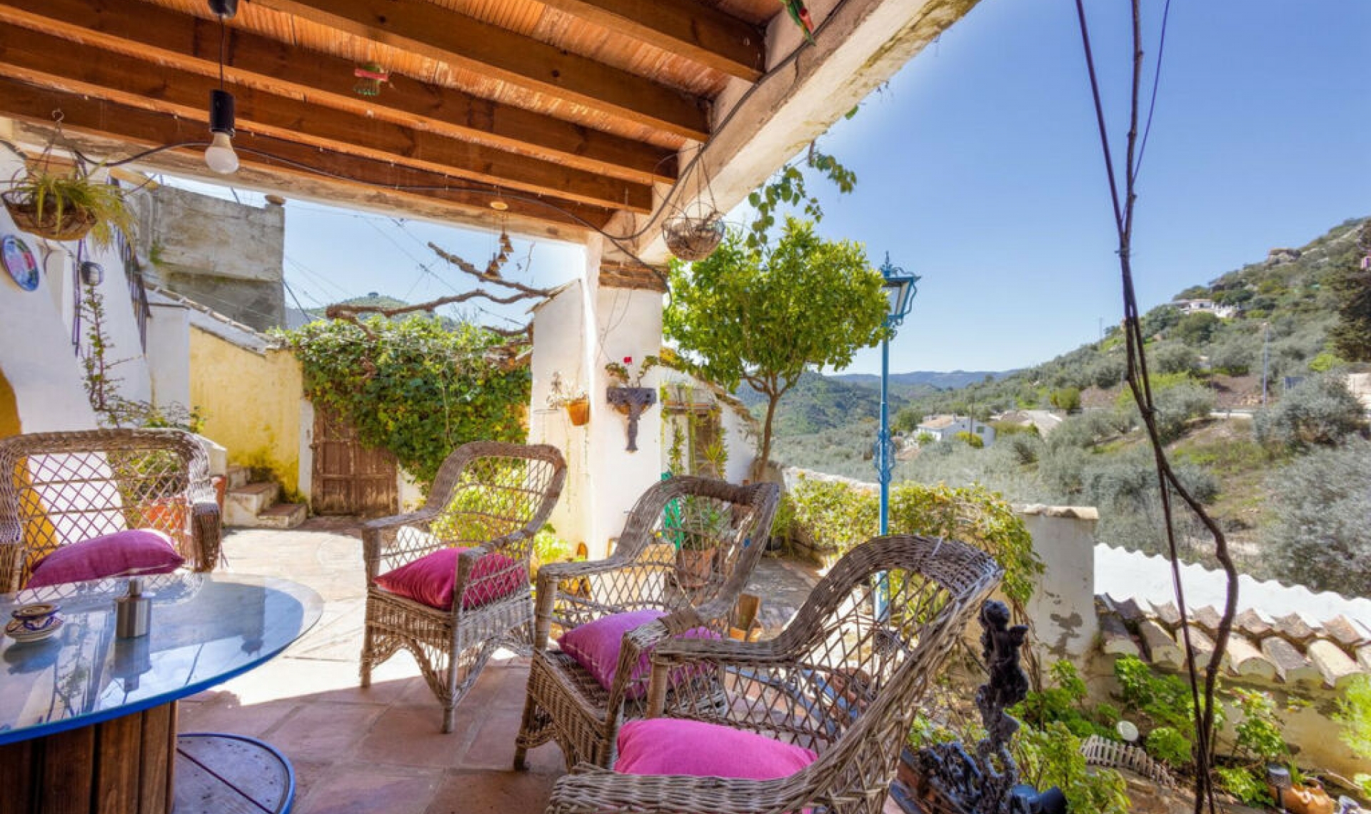 Resale - House -
Comares