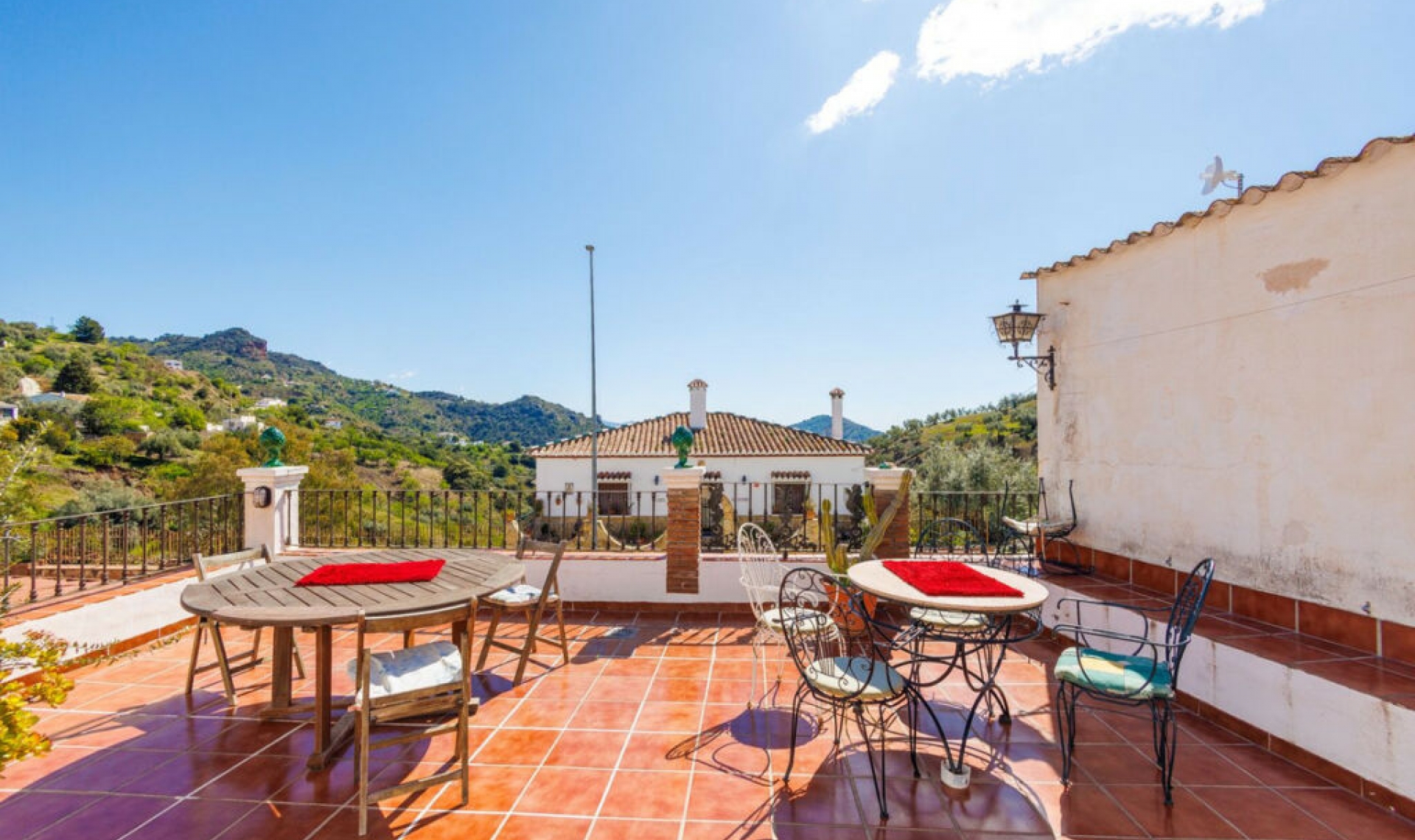 Resale - House -
Comares