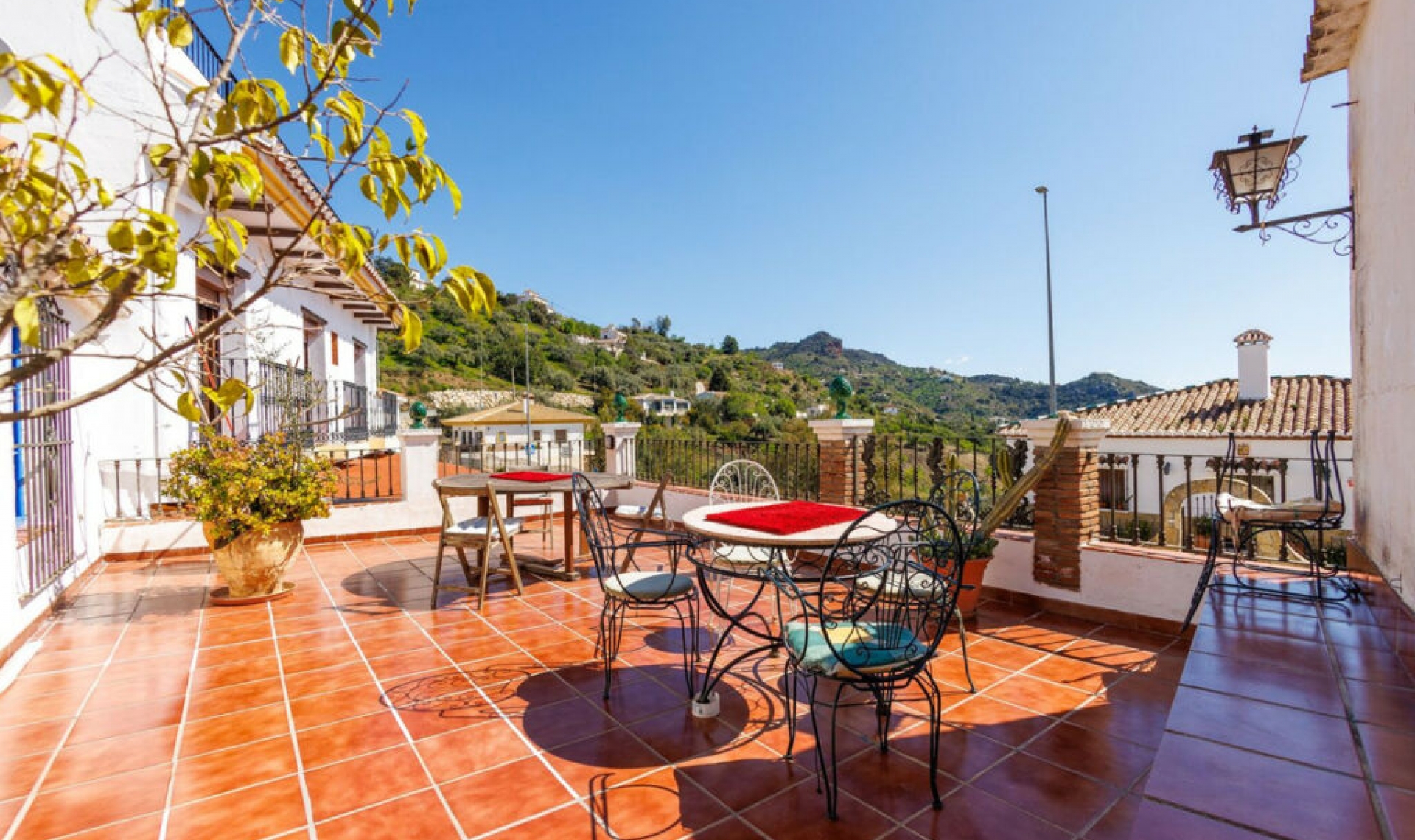 Resale - House -
Comares