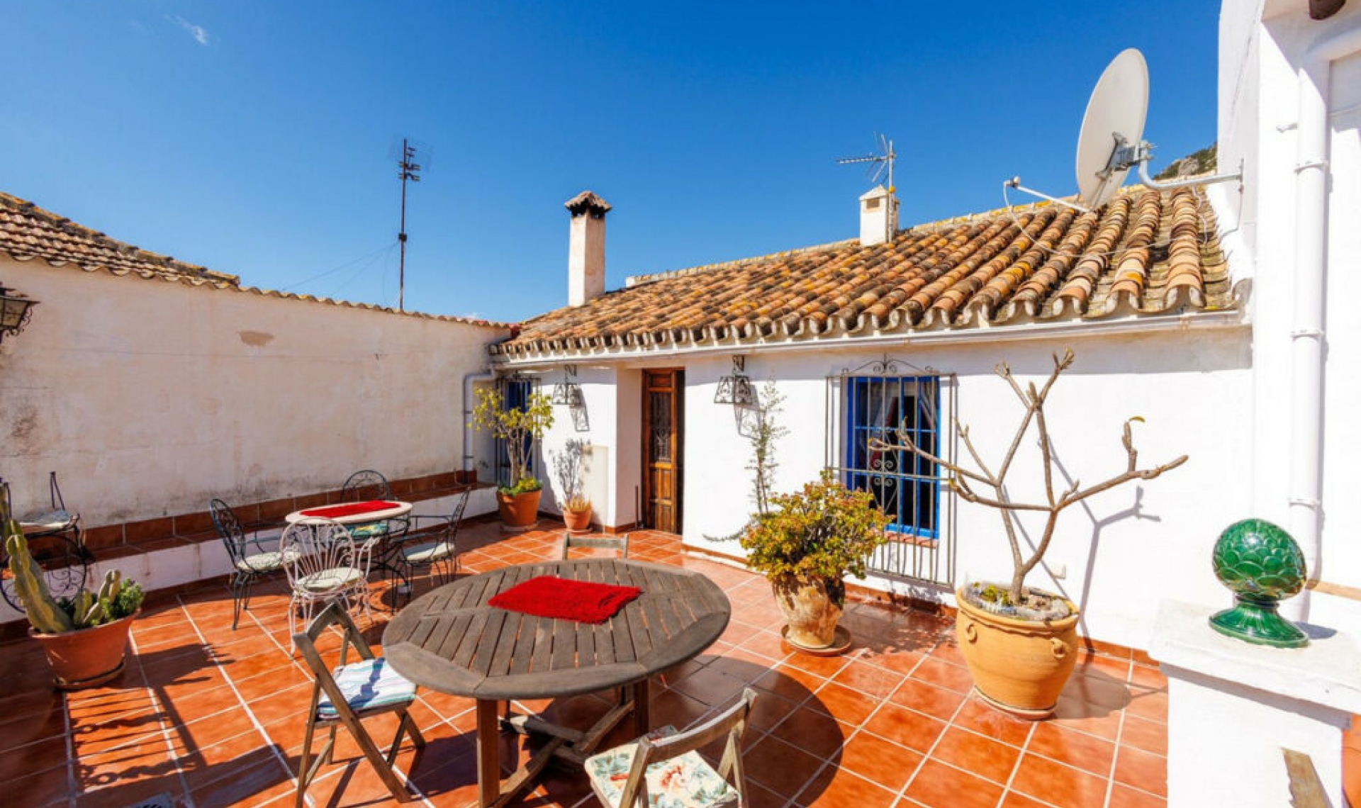 Resale - House -
Comares