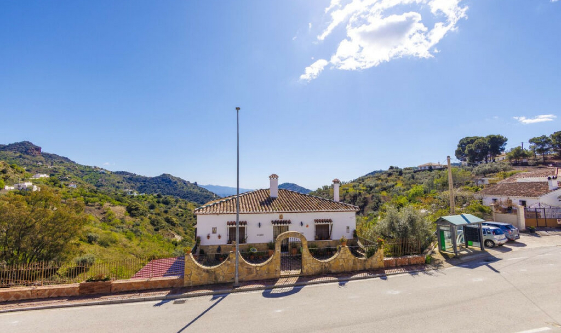 Resale - House -
Comares