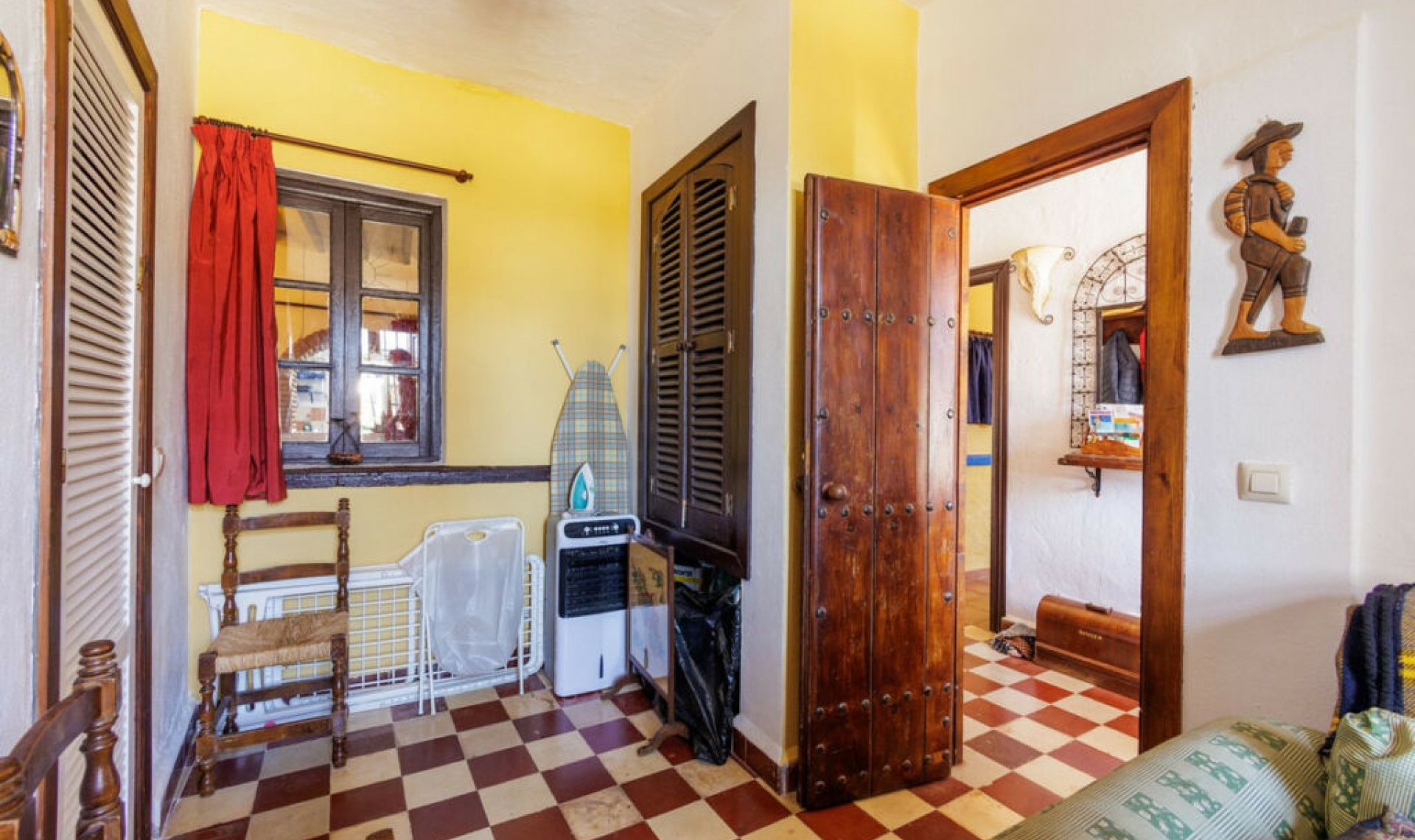 Resale - House -
Comares