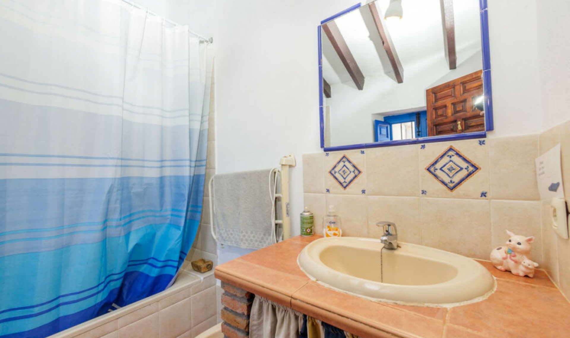 Resale - House -
Comares