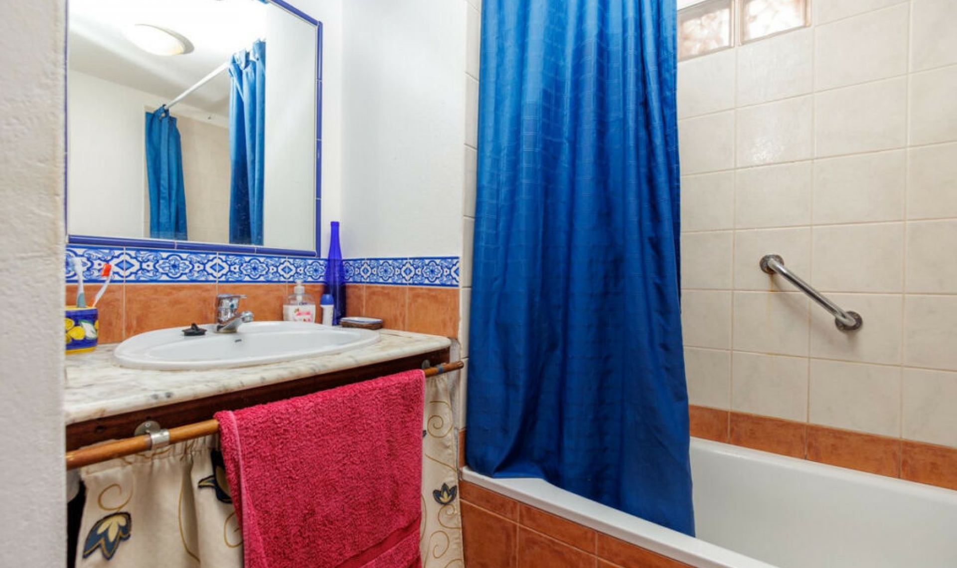 Resale - House -
Comares