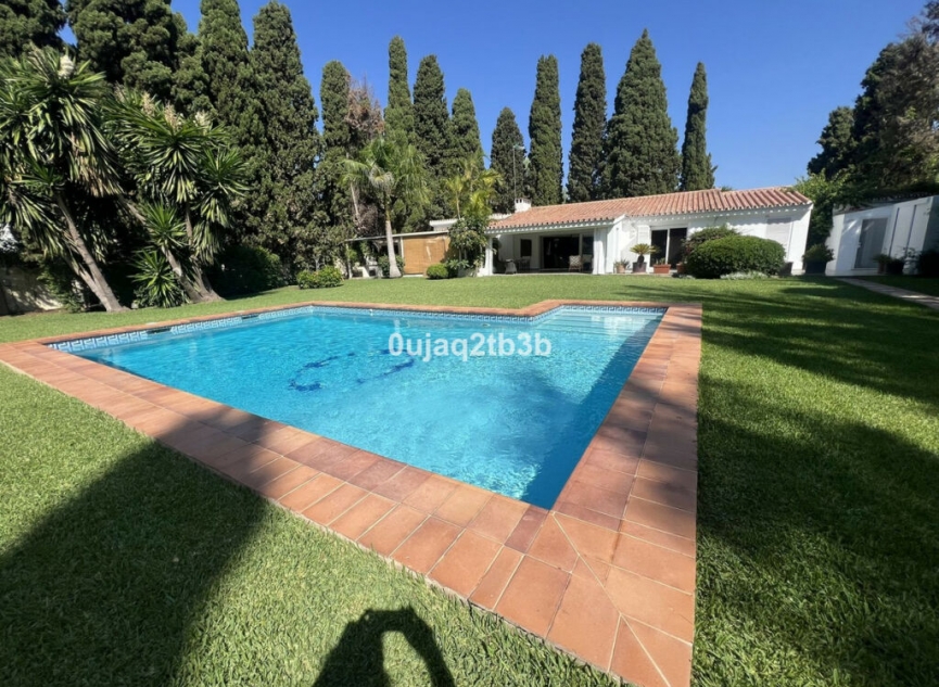 Resale - House -
Cortijo Blanco