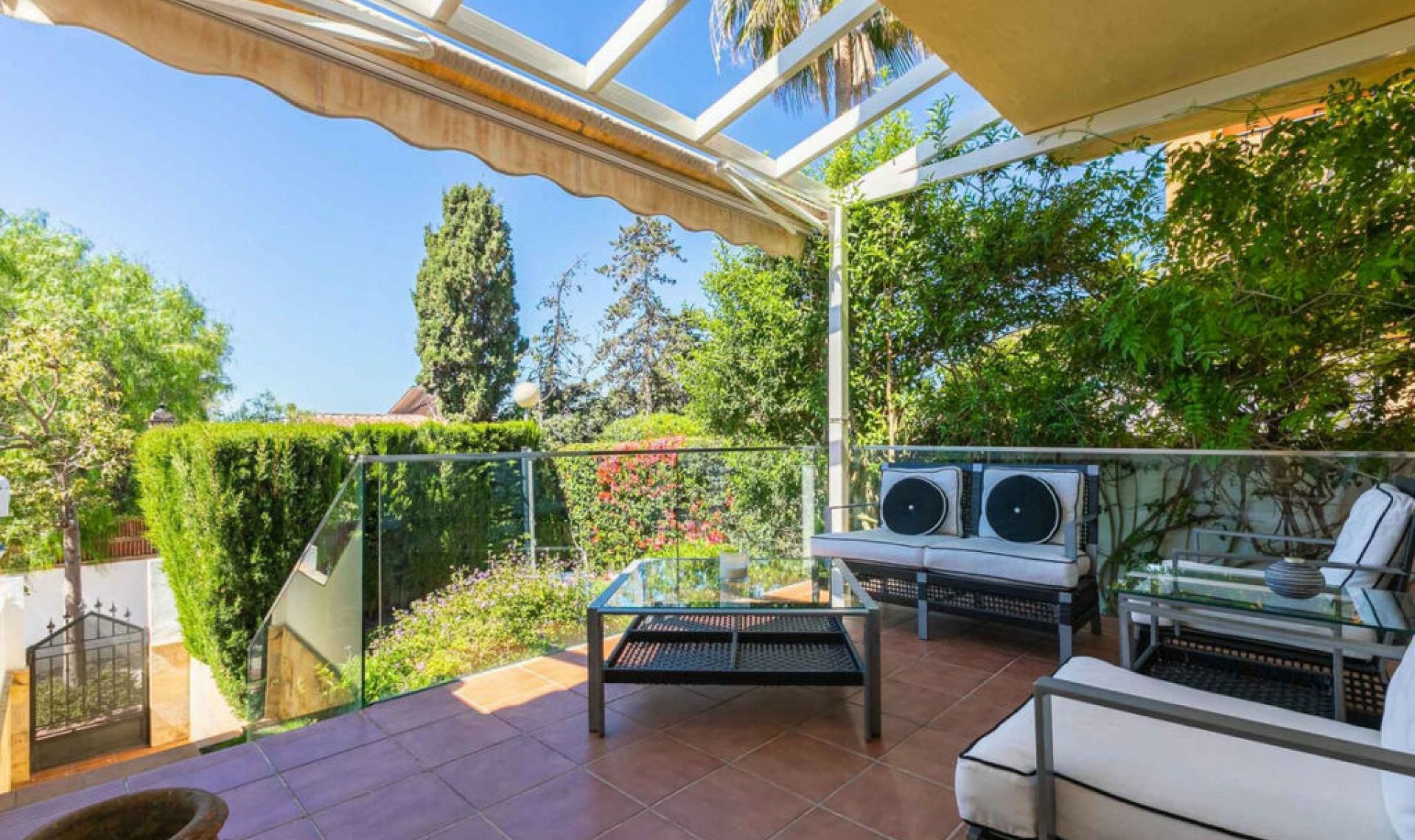 Resale - House -
Costabella