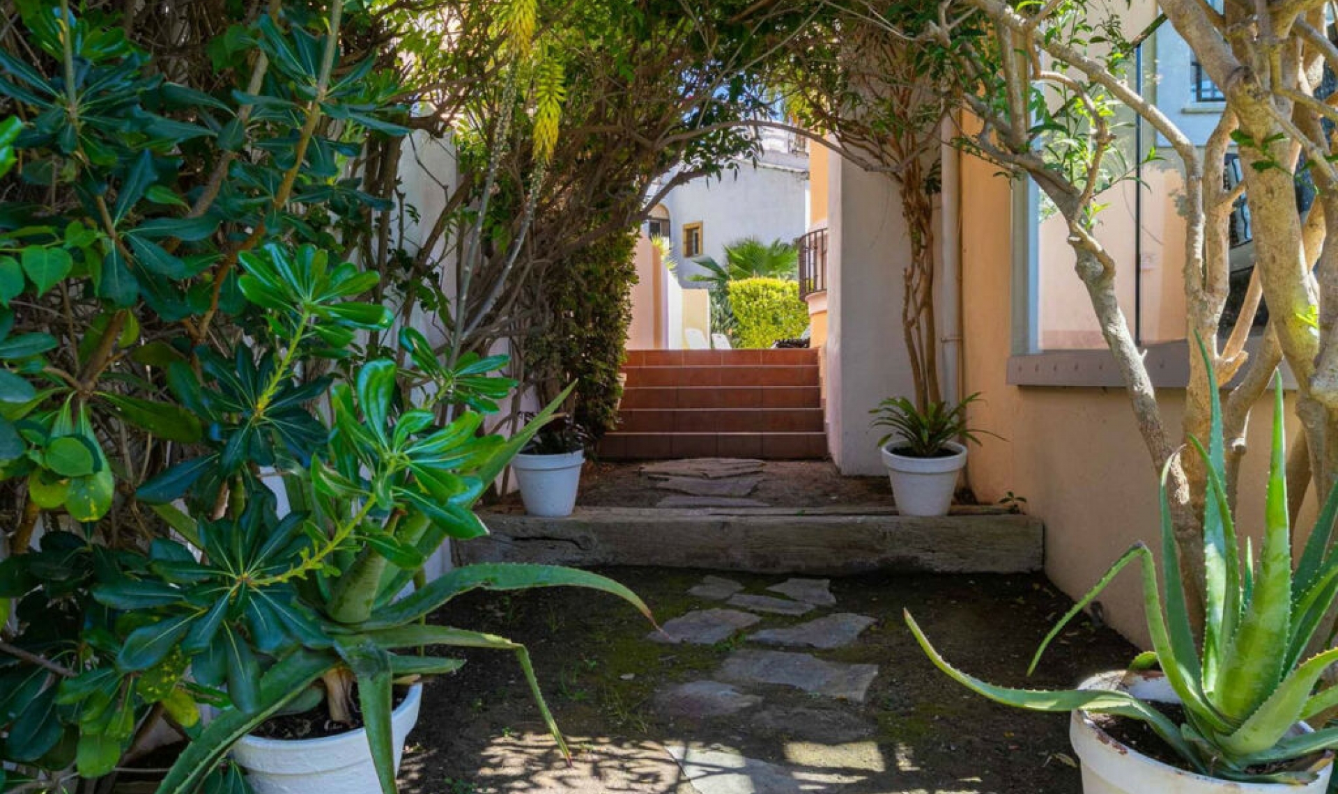 Resale - House -
Costabella
