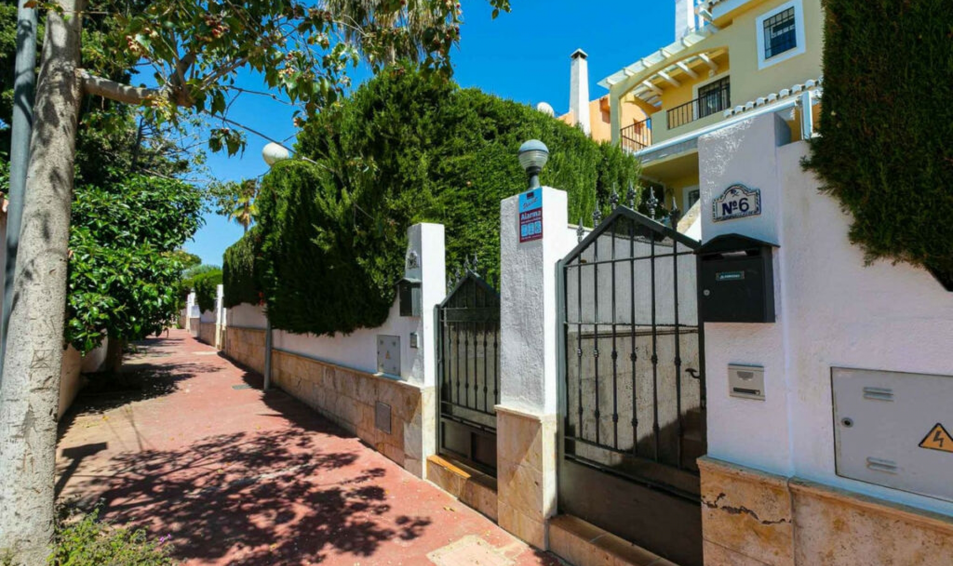 Resale - House -
Costabella