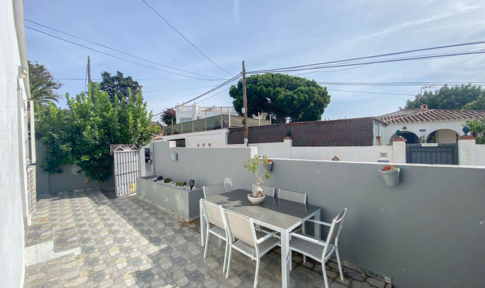 Resale - House -
Costabella