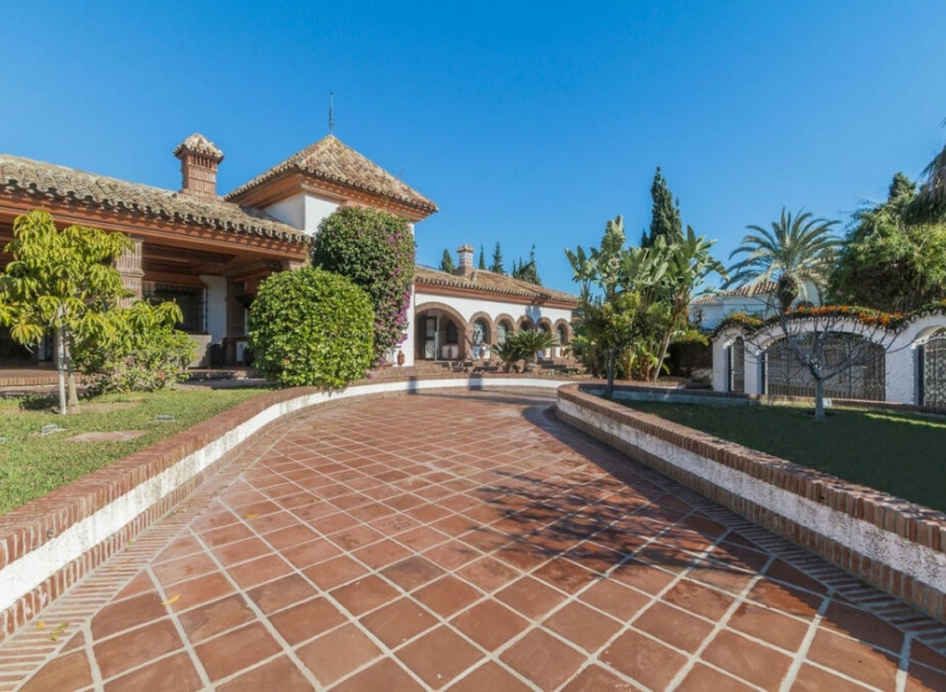 Resale - House -
Costabella
