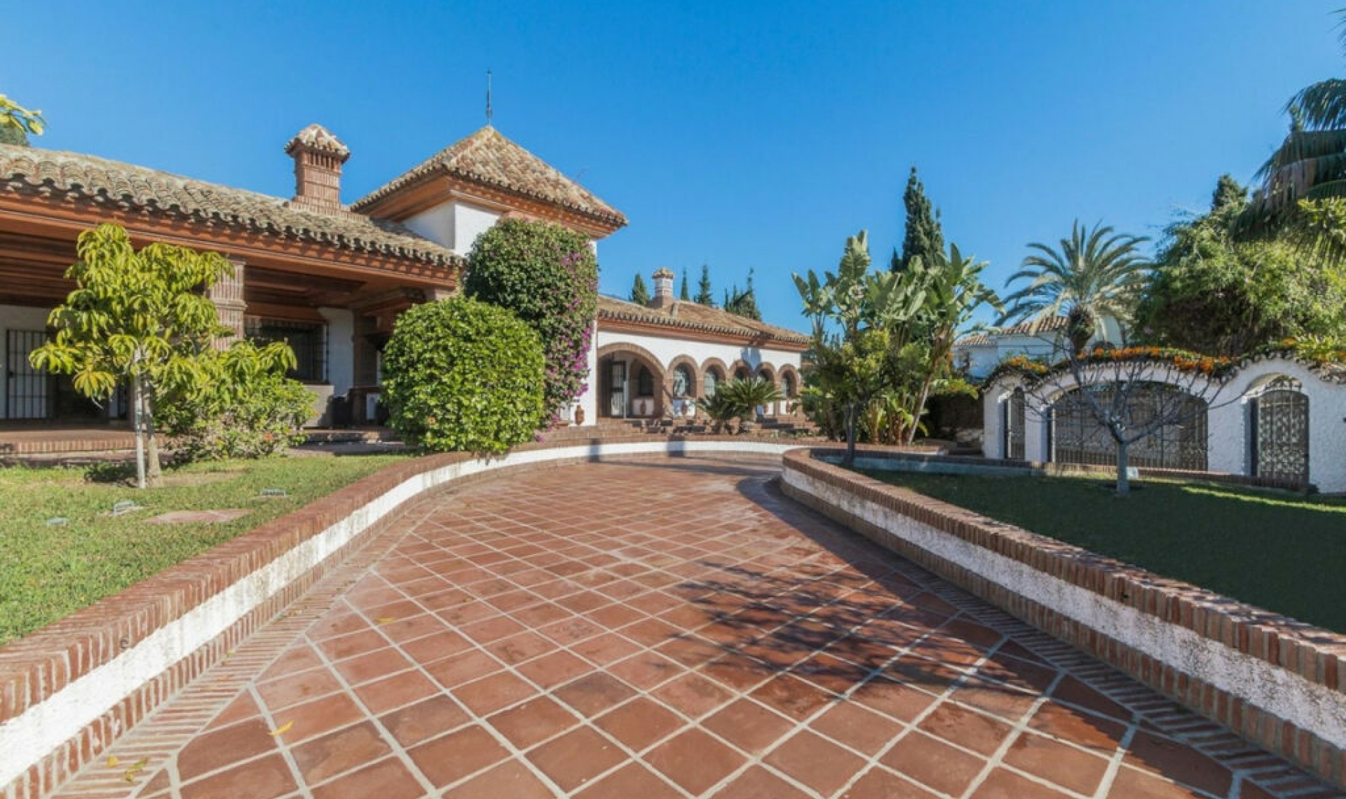 Resale - House -
Costabella